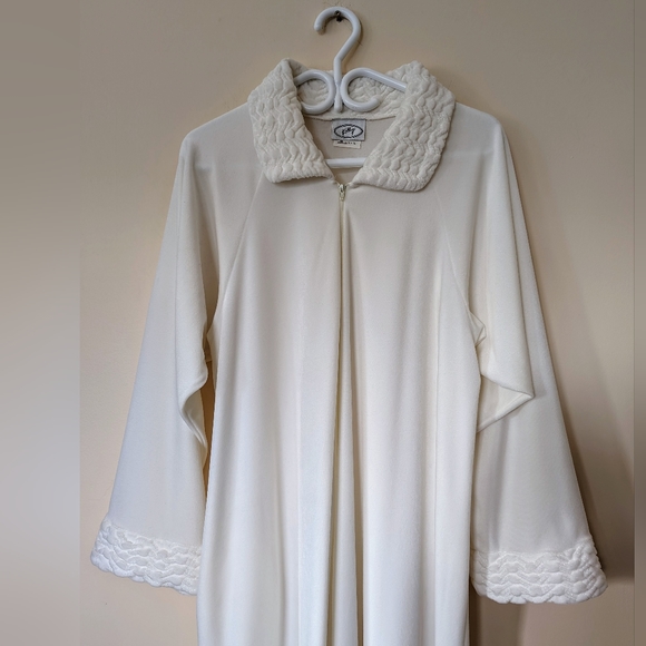 Kelly, Vintage, House white velvet coat, textured cuffs and collar, size Large. - Picture 6 of 16